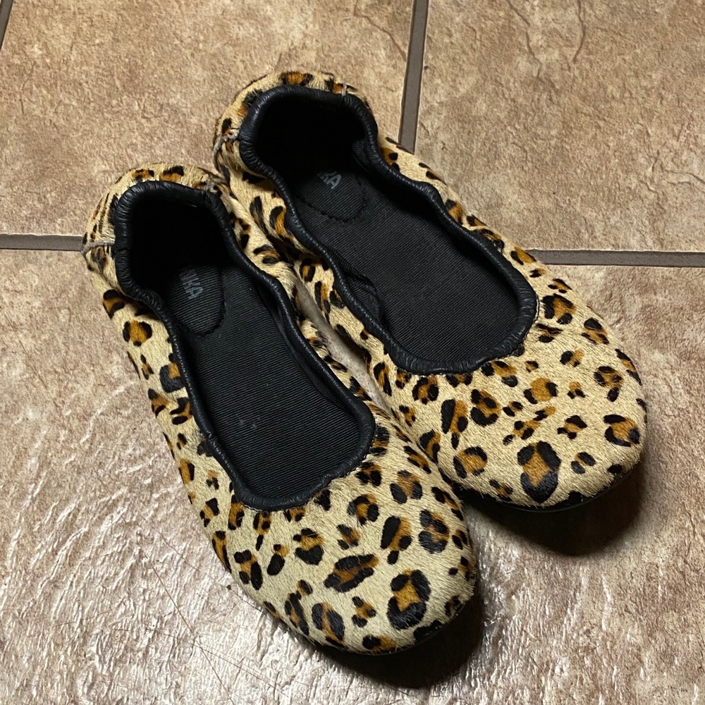 Minnetonka Calf Hair Size 6 Ballet Flats Leopard Print Quiet Luxury